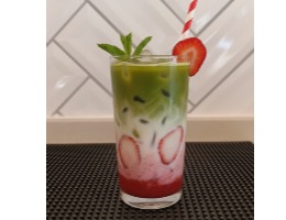 Buzlu Çilek Püreli Matcha Latte